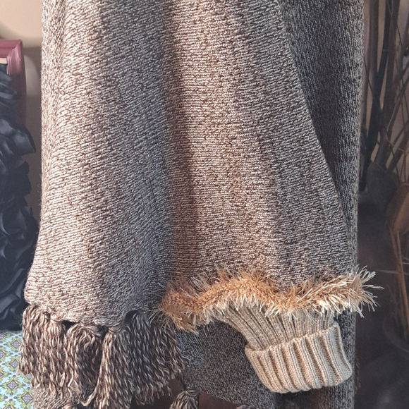 A Beautiful one of a kind poncho (I never used it ) - Picture 7 of 16